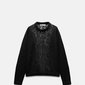 Zara tröja - Snygg svart trendig tröja från Zara med spetsdetaljer framtill. Använd en gång i nytt skick!❤️