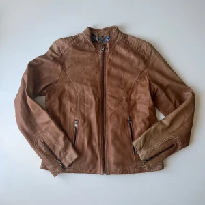 Skinnjacka - Brun skinnjacka från HIS i äkta läder. Den har lite defekter, därav priset. Jag kan skicka närmare bild om det behövs!