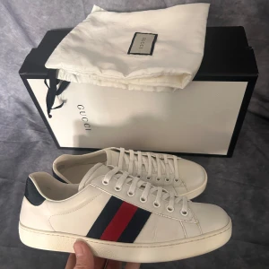 Gucci ace skor - Mycket fint skick | Size uk 7,5 vilket motsvarar 42 | box och dustbags medföljer | Följare får 100 kr rabbat | fraktar spårbart inom 24 timmar med PostNord eller instabox | 