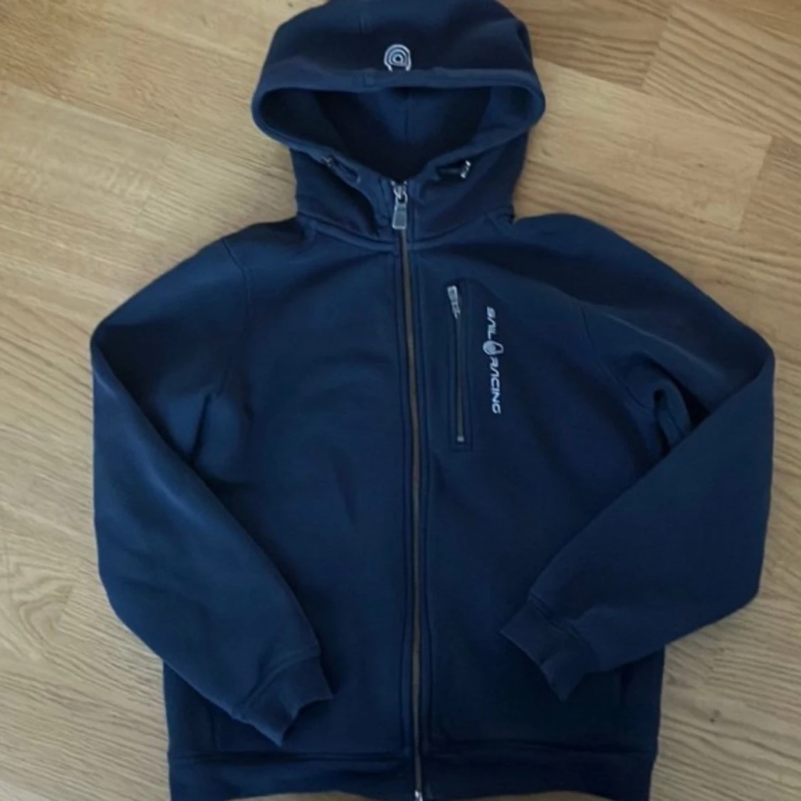 Mörkblå hoodie sail racing 