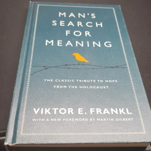 Man's Search for Meaning hardcover - En klassisk bok av Viktor E. Frankl som utforskar meningen med livet genom erfarenheter från förintelsen. Denna utgåva innehåller ett nytt förord av Martin Gilbert och erbjuder insikter om hopp och syfte i livet.