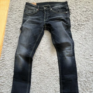 Dondup jeans - Sjukt snygga svarta trendiga dondup jeans i w34 säljes (midjemått på 84 cm). Tveka inte att höra av er vid minsta fråga eller fundering och pris ej hugget i sten!