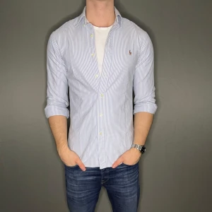 Ralph lauren skjorta - Hej säljer nu min fina Ralph Lauren skjorta i storlek S. Den är i nyskick och kommer vara otroligt snygg nu i vår och framåt sommaren. Nypris cirka 1600kr! Vi kommer att sälja liknande produkter nu i vår och närmare sommar så glöm inte följa profilen!🌊🍾