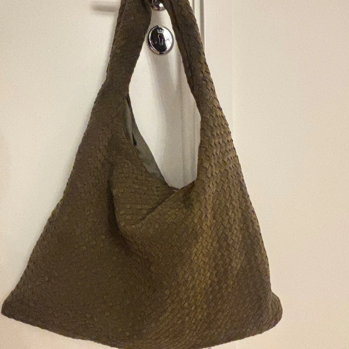 Olivgrön axelväska i flätat material