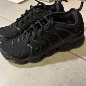 Nike Vapormax  - Säljer ett par svarta Nike Vapormax sneakers Passar perfekt för både träning och vardag.   Storlek 46