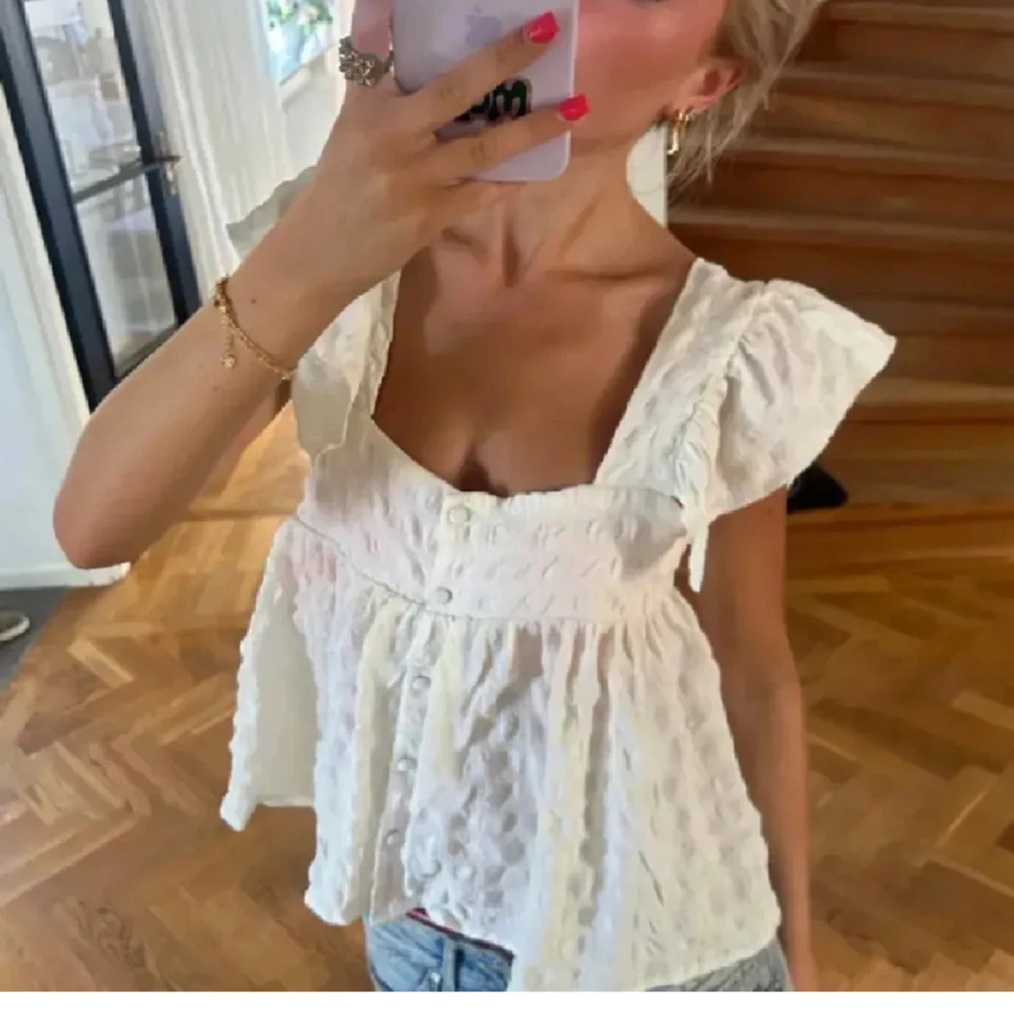 Vit blus med volangdetaljer