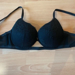 Svarta Push up bh med spets  - I bra skick I storlek 75D, inga skador eller skavanker! 