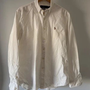 Ralph lauren skjorta - Sjukt snygg vit ralph lauren skjorta i storlek M. Mycket fint skick. Skriv vid frågor