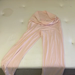 Rosa yoga pants💋 - Säljer mina helt oanvända yoga pants som är för stora för mig som är 166 cm💋nypris: 229