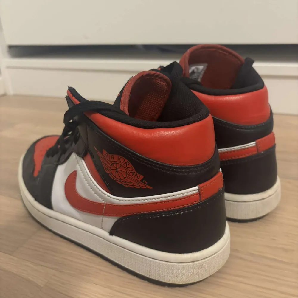 Säljer ett par klassiska Nike Air Jordans i en snygg färgkombination av rött, svart och vitt. Skorna har den ikoniska Air Jordan-loggan på sidan och snörning framtill. Perfekta för dig som vill ha en stilren och sportig look.. Kengät.