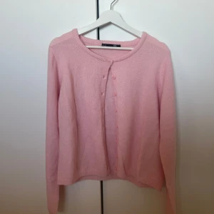 Rosa kofta  - Säljer denna super fina tröja från lager 157, den är aldrig använd så är i nytt skick bara att prislappen inte är kvar🫧