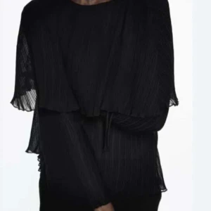Svart blus - Oanvänd, luftig blus. Tunnt material, knyte i ryggen. 