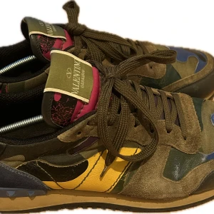 Valentino Garvani - De ultimata vårskorna?!☀️ Rockrunners i gott skick 8/10, finns vissa märken från normal användning men overall riktigt bra! Endast skorna. Om du har frågor eller önskar fler bilder, skicka ett meddelande! Storlek 44 men passar även 43.🤩👌