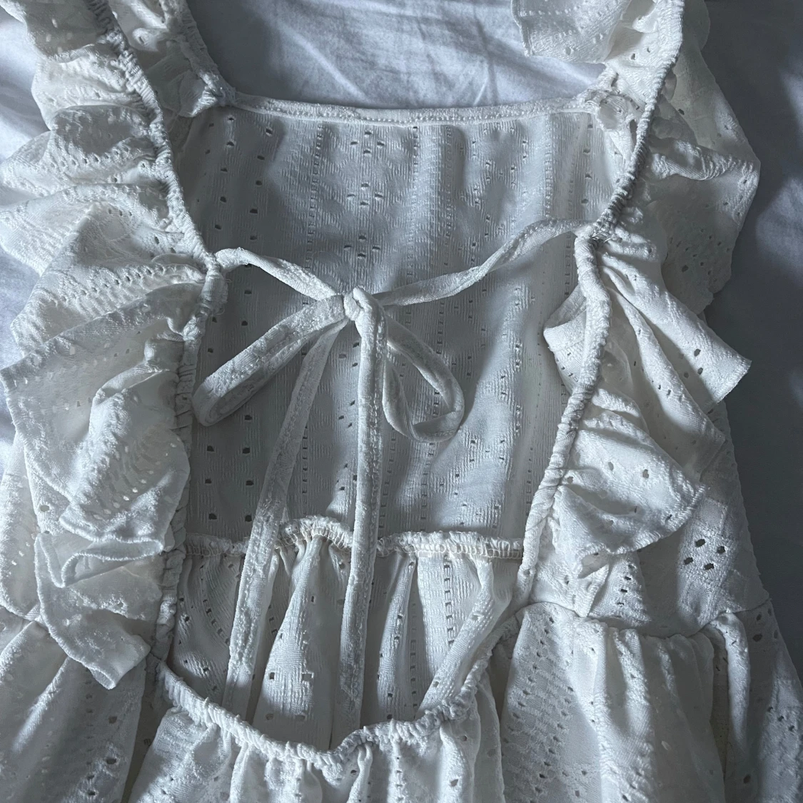 Vit blus med volanger - 3