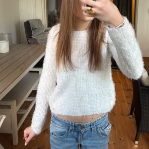 Vit fluffig tröja - Supermjuk och ”fluffig” vit tröja i storlek 152💕Jättefin men för liten för mig💕Pris kan diskuteras!