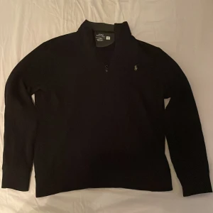 Svart tröja från Ralph Lauren - Tja, Säljer en stilren svart tröja från Ralph Lauren med dragkedja vid halsen. Bra skick i storlek M.                       MVH 