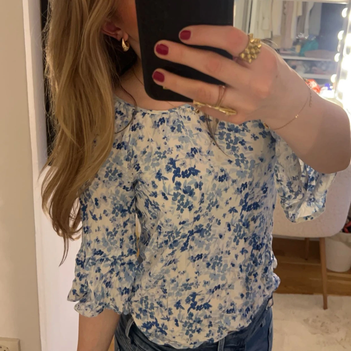 Blommig blus i blått och vitt