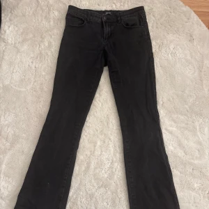 Svarta lågmidjade jeans - Skitsnygga lågmidjade jeans köpta på Only i malmö, nypris 499kr, säljer då de ej kommer till användning. Frakt tillkommer