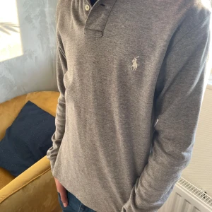Ralph Lauren Piké - Grå Ralph lauren pike/rugbytröja i bra skick! Storlek: XS. Pris: 300kr🔥