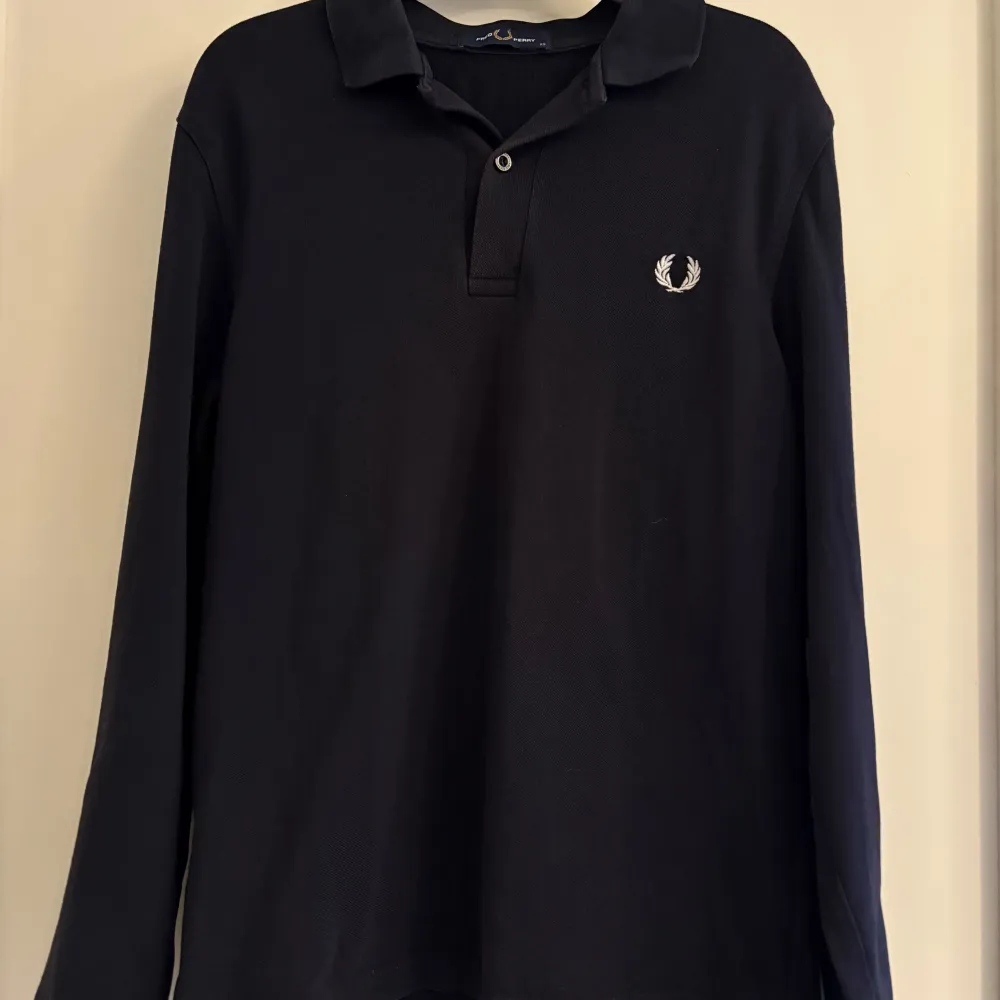 Långärmad pikétröja från Fred Perry. Säljer eftersom den blivit för liten. Neuletakit & Villapaidat.