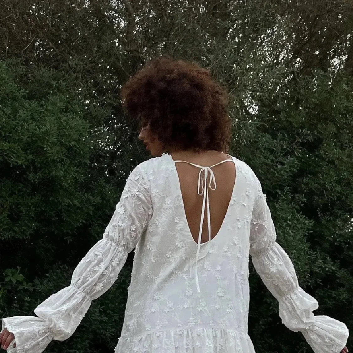 Vit blommig klänning med öppen rygg - 2