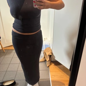 Svart långkjol och linne från Gina Tricot - Snygg svart långkjoloch linne  från Gina Tricot i en tight passform. 