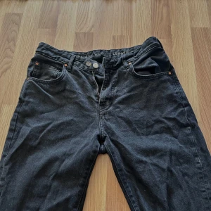 Svarta jeans med låg midja - Snygga svarta jeans med låg midja och rak passform. Perfekt till stilrena outfits och slappa outfits! 
