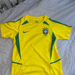  Brasilien fotbollströja 2002 - Säljer en Brasilien retro fotbollströja, aldrig använt