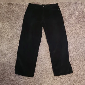 Svarta manchesterbyxor från Vailent - Snygga svarta manchesterbyxor från Vailent med en klassisk design. Byxorna har en rak passform och är tillverkade i mjukt manchestertyg. Perfekta för en stilren look.