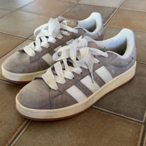 Adidas Campus - Lite smutsiga på bild, bra skick, en defekt se bild 2