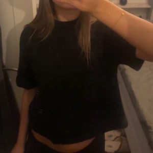 Svart stickad kortärmad - Svart stickad kortärmad tröja från Gina i storlek xs, använd fåtal gånger 💞