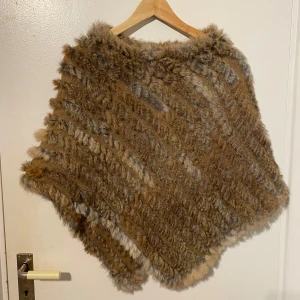 Äkta päls poncho  - Äkta päls poncho, inga defekter. 