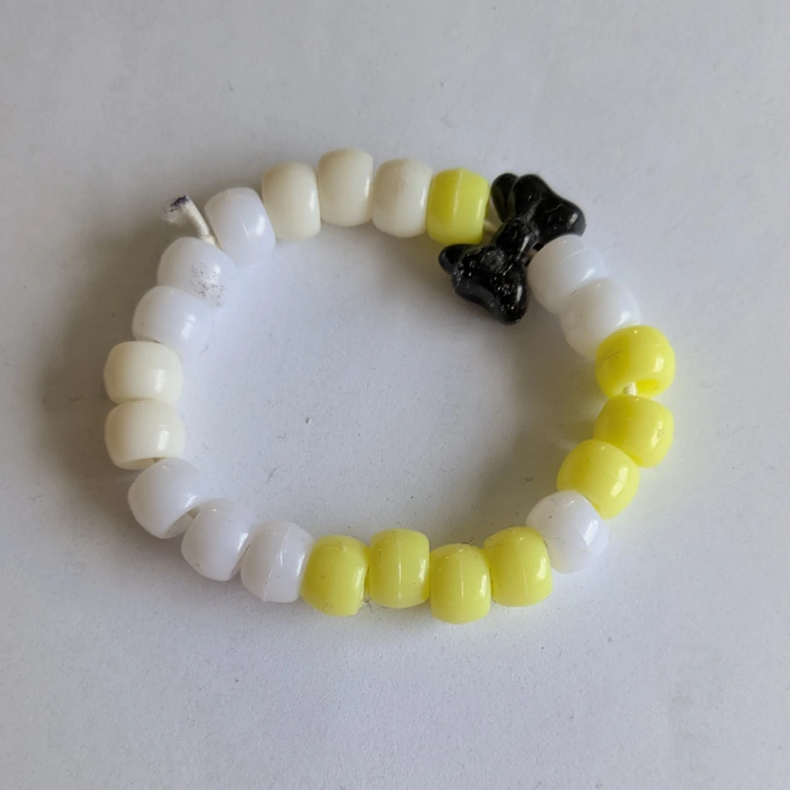 Färgglatt pärlarmband med rosett - 1