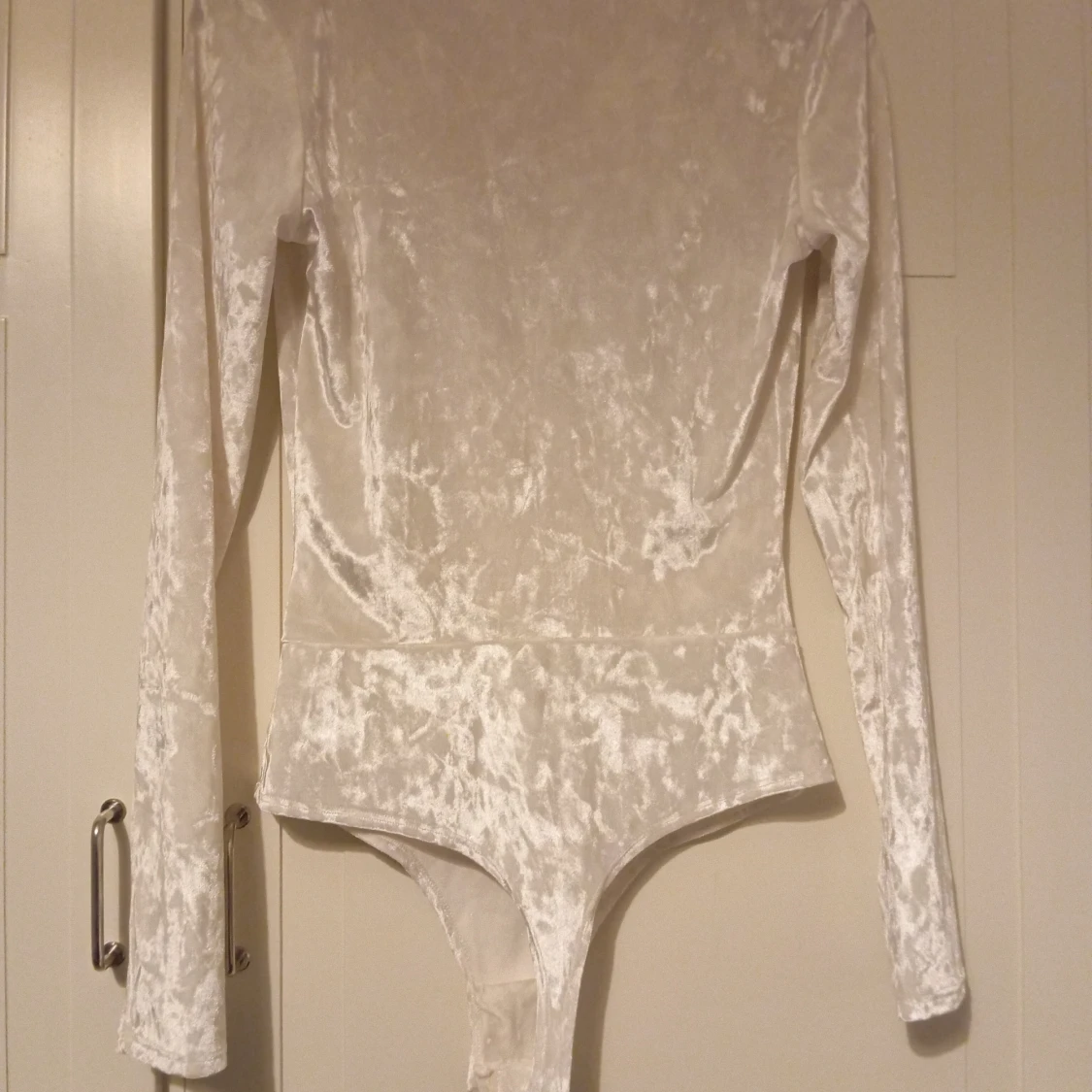 Vit sammetsbody från NLY One - 2