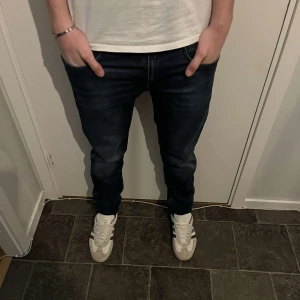 Replay jeans  - Ett par schyssta Replay jeans i en skön mörkblå tvätt. De är som nya. Modell Anbass. Nypris 1600 mitt pris 450kr. Hör av er vid frågor.