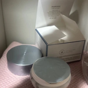 The Ritual of Namaste Hydrating Overnight Cream - Fuktgivande nattkräm från Rituals med indisk ros och hyaluronsyra. Perfekt för att återfukta huden under natten. Kommer i en elegant burk med silverlock. Helt oanvänd.