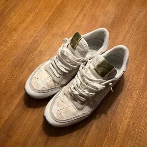 Valentino Rockrunner - Säljer ett par valentino rockrunners med sällsynt stjärn mönster. Säljer de pga att de är för små för mig. Skriv gärna om du har frågor!