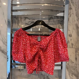 Röd blommig topp  - Säljer en röd blommig topp från Lindex i storlek S. Köparen står för frakten!❤️