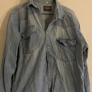 Ljusblå jeans jacka  - Jätte söt ljusblå jeans jacka perfekt till våren, inga stora skavanker men två små fläckar som syns på 1 bilden🙌 Storlek S men lite oversized i modellen 