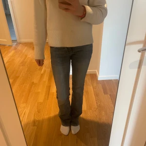Jeans från bershka  - Säljer ett par blåa bootcut jeans från bershka i storlek 32! Slutsålda i butik och på nätet! Jeansen är mycket bra omhändertagna och i mycket bra skick. 🩷