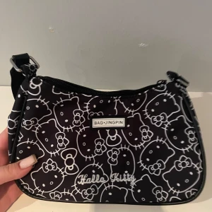 Svart väska med Hello Kitty-mönster - aldrig använt 