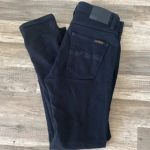 Nudie jeans lean dean - Helsvarta jeans från nudie I modellen lean dean. Perfekt slim fit jeans i storlek W31 L32. Använda men i gott skick. Hör av er vid frågor eller funderingar. 