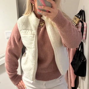Vit Teddy väst 🥰🥰🥰 - Såå söt och snygg Teddy väst 🥰🥰 jag möts i Stockholm!