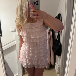 Rosa volang klänning 💘💘💘 - Dröööm klänningen till sommaren 💘💘 perfekt till sommar kvällar och jätte söt 🩷🩷🩷 ljus rosa med volanger!!🌟💖💖💖