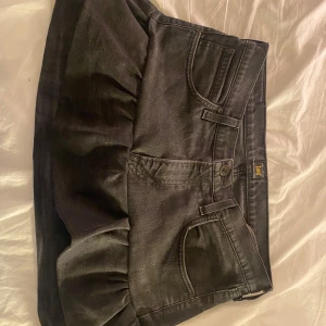 Lågmidjad volang jeanskjol - Så himla fin svart lågmidjad volangkjol! Perfekt för sommaren🩷🩷☀️☀️☀️