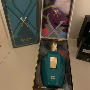 Erba Pura EdP från Xerjoff. 100 ml - Erba Pura EdP från Xerjoff är en lyxig parfym.Har Max använt 15 till 10 sprej av den. Den har en unik och förförisk doft som passar perfekt för den som vill sticka ut. Som är perfekt för sommaren. Ny pris 2800kr 100 ml