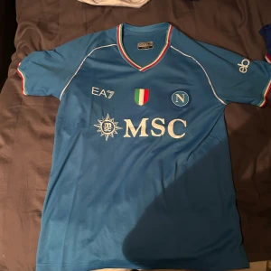 Napoli Fotbollströja  - Hej säljer denna Napoli fotbollströja från säsongen 22/23 den är i storlek m vid frågor eller funderingar är det bara höra av sig
