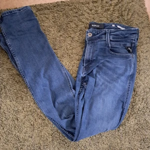Replay jeans - Snygga mörkblå jeans från replay med en klassisk femficksdesign. De har en dragkedja och knapp framtill samt en stilren bakficka med diskret broderi. Perfekta för en avslappnad look. Storlek 30/32.. Endast använda ca 3 gånger 