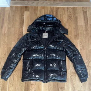 Moncler jacka  - Tja! Säljer min moncler jacka i storlek M som tyvärr är för liten för mig (jag är ca 182). Skulle starkt rekommendera storleken för folk som är runt 170-175 och kanske tom 178 max. Passar perfekt till hösten och vintern. Pris går att diskutera.