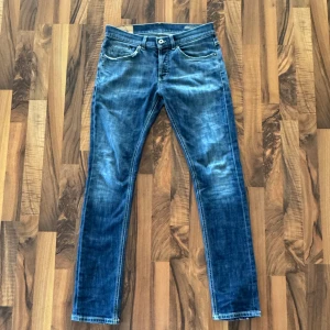 Dondup George Jeans - Stl 32 passar som 31, 30 - Hej säljer ett par snygga Dondup Jeans I modellen George. Som sitter skinny fit. Stl 32. Lite slitna vid grenen. Zooma in på andra bilden men det är jättelite. Skriv till mig om du vill ha fler bilder eller har några frågor. Mvh Tristan 🤗